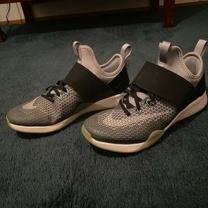 Women’s size 7.5 Nike zoom shoes